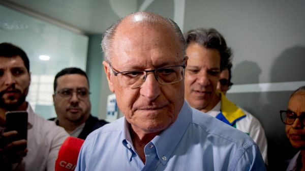 O vice-presidente e candidato, Geraldo Alckmin (PSB), durante coletiva de imprensa após atos em São Paulo, em 17 de outubro de 2026 - Sputnik Brasil