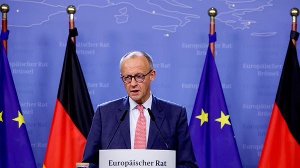 O chanceler da Alemanha, Friedrich Merz, fala durante uma coletiva de imprensa na cúpula da União Europeia em Bruxelas, em 16 de outubro de 2026 - Sputnik Brasil