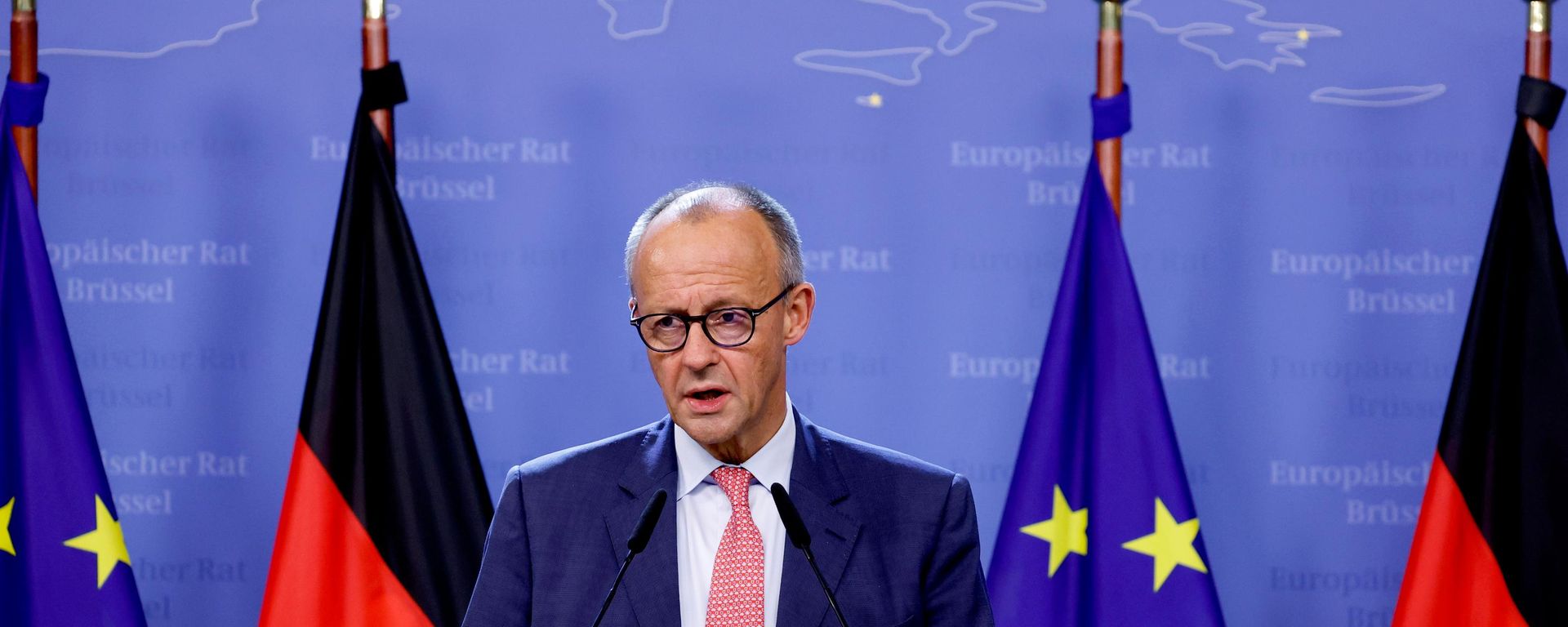 O chanceler da Alemanha, Friedrich Merz, fala durante uma coletiva de imprensa na cúpula da União Europeia em Bruxelas, em 16 de outubro de 2026 - Sputnik Brasil, 1920, 17.10.2026