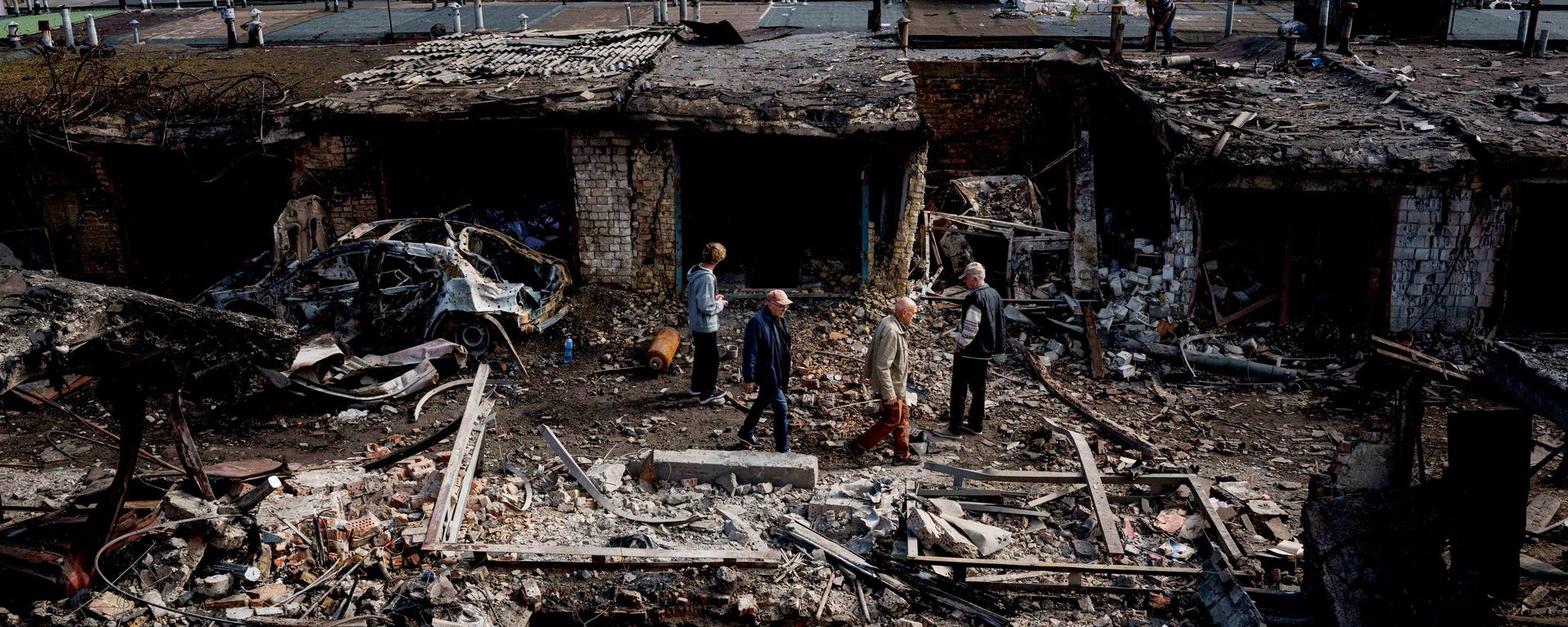 Ucranianos andam em meio a destroços na região metropolitana de Kiev, em 30 de setembro de 2026 Ucranianos andam em meio a destroços na região metropolitana de Kiev, em 30 de setembro de 2026 - Sputnik Brasil, 1920, 17.10.2026