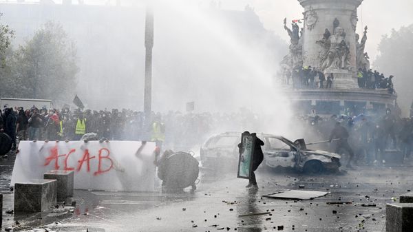 Manifestantes confrontam a polícia durante uma manifestação contra o aumento do custo de vida e em apoio às reivindicações dos estudantes em Paris, sábado, 17 de outubro de 2026. - Sputnik Brasil
