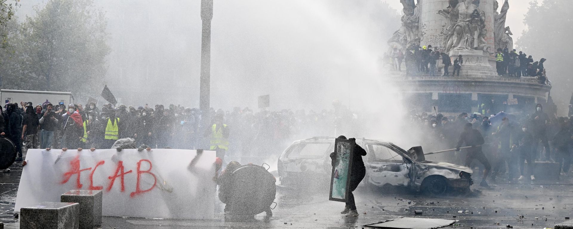 Manifestantes confrontam a polícia durante uma manifestação contra o aumento do custo de vida e em apoio às reivindicações dos estudantes em Paris, sábado, 17 de outubro de 2026. - Sputnik Brasil, 1920, 17.10.2026