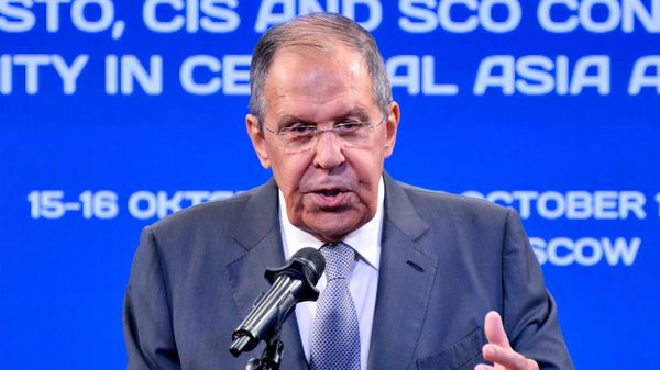 O ministro das Relações Exteriores da Rússia, Sergei Lavrov, discursa em uma conferência voltada para a segurança na Ásia Central e no Afeganistão, em 16 de outubro de 2026 - Sputnik Brasil
