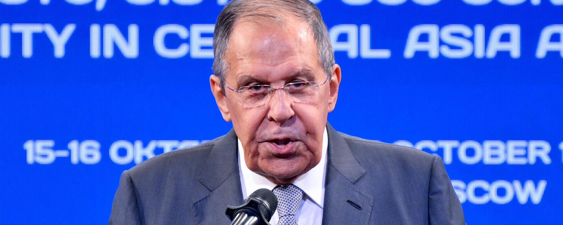 O ministro das Relações Exteriores da Rússia, Sergei Lavrov, discursa em uma conferência voltada para a segurança na Ásia Central e no Afeganistão, em 16 de outubro de 2026 - Sputnik Brasil, 1920, 18.10.2026