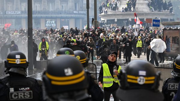 Policiais e manifestantes se enfrentam durante protestos em Paris, na França, em 17 de outubro de 2026 - Sputnik Brasil