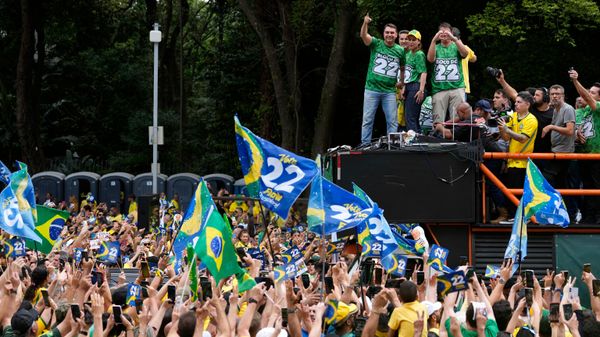 O candidato à Presidência Flávio Bolsonaro (PL) durante ato com apoiadores em São Paulo, em 18 de outubro de 2026 - Sputnik Brasil