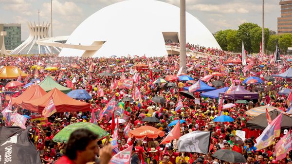 Ato em apoio à reeleição  de Luiz Inácio Lula da Silva à Presidência da República reune multidão na Esplanada dos Ministérios em Brasília   18 de outubro de 2026. - Sputnik Brasil