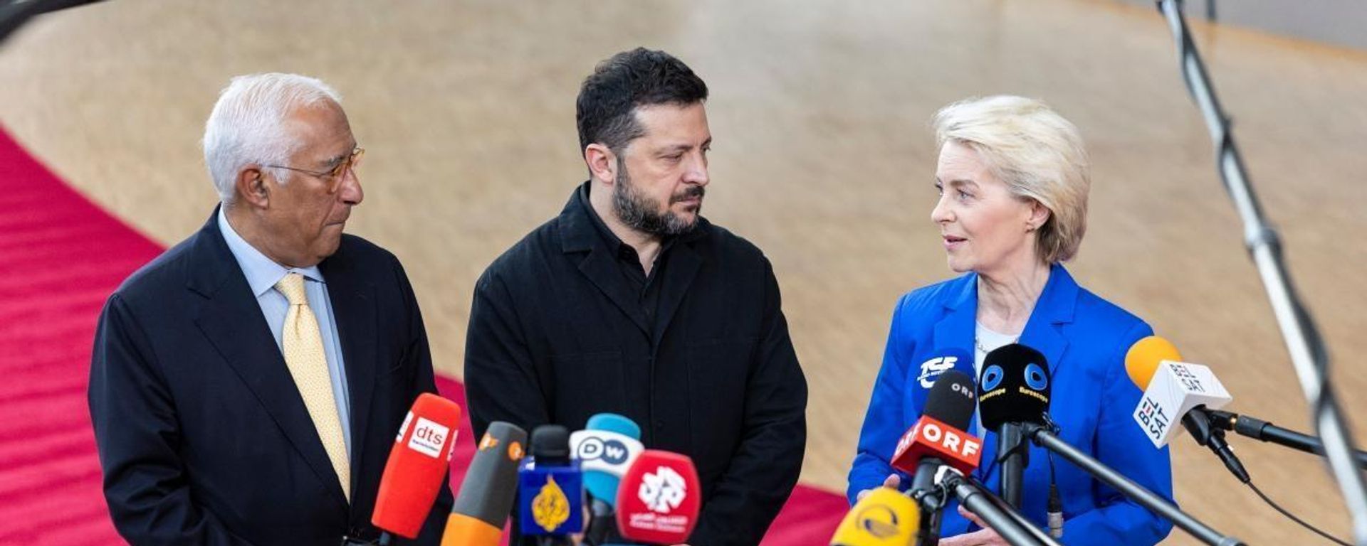A presidente da Comissão Europeia, Ursula von der Leyen, o líder da UcrÂnia, Vladimir Zelensky, o presidente do Conselho Europeu, António Costa. - Sputnik Brasil, 1920, 19.10.2026