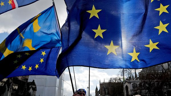 Manifestantes protestam com bandeiras europeias em frente ao Parlamento, em Londres, 20 de fevereiro de 2019 - Sputnik Brasil