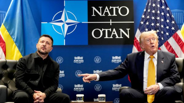 Vladimir Zelensky e presidente dos EUA, Donald Trump, participam de uma reunião em Ancara, Turquia - Sputnik Brasil