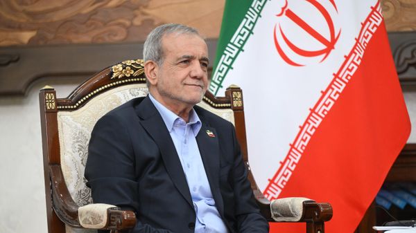 Masoud Pezeshkian durante encontro com o presidente russo, Vladimir Putin, à margem da cúpula da Organização para a Cooperação de Xangai (OCX), em Bishkek. Quirguistão, 1º de setembro de 2026 - Sputnik Brasil