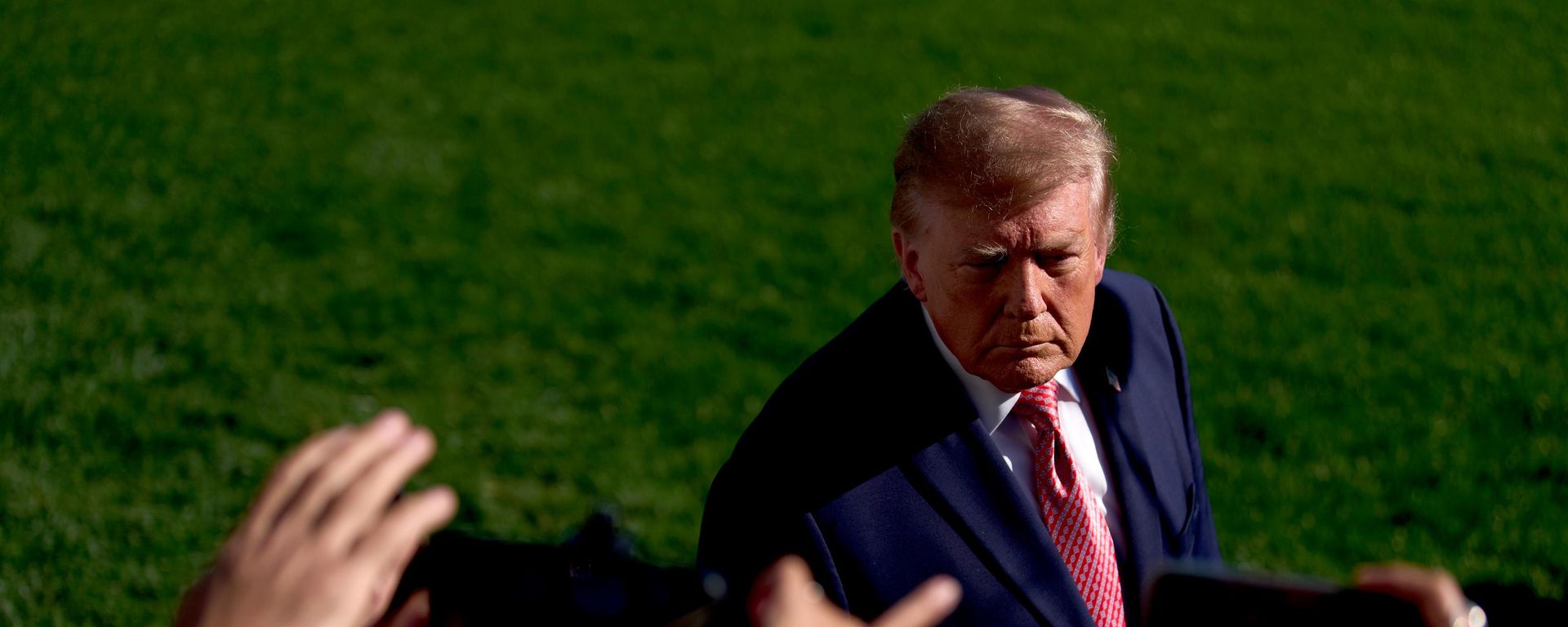 O presidente dos Estados Unidos, Donald Trump, durante conversa com a imprensa do lado de fora da Casa Branca. Washington, D.C., 19 de outubro de 2026 - Sputnik Brasil, 1920, 19.10.2026