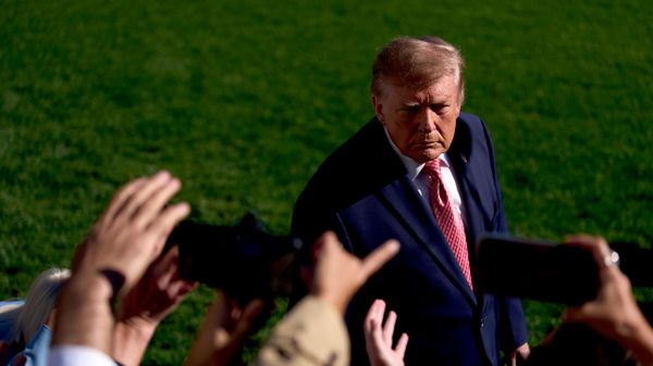 O presidente dos Estados Unidos, Donald Trump, durante conversa com a imprensa do lado de fora da Casa Branca. Washington, D.C., 19 de outubro de 2026 - Sputnik Brasil