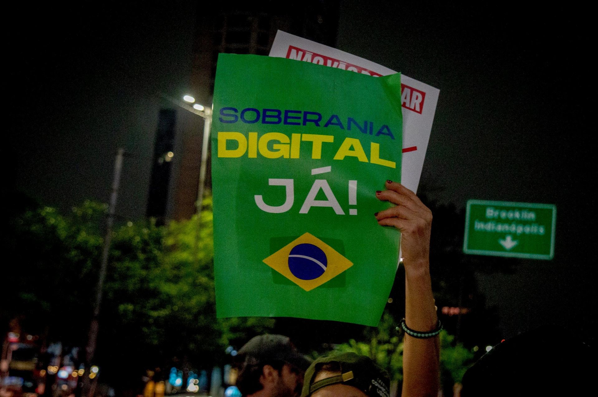 Grupo de manifestantes foi à sede da Meta (banida na Rússia por extremismo), na Avenida Faria Lima, em São Paulo, nesta segunda-feira (19) - Sputnik Brasil, 1920, 19.10.2026