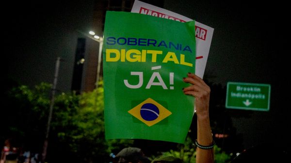 Grupo de manifestantes foi à sede da Meta (banida na Rússia por extremismo), na Avenida Faria Lima, em São Paulo, nesta segunda-feira (19) - Sputnik Brasil