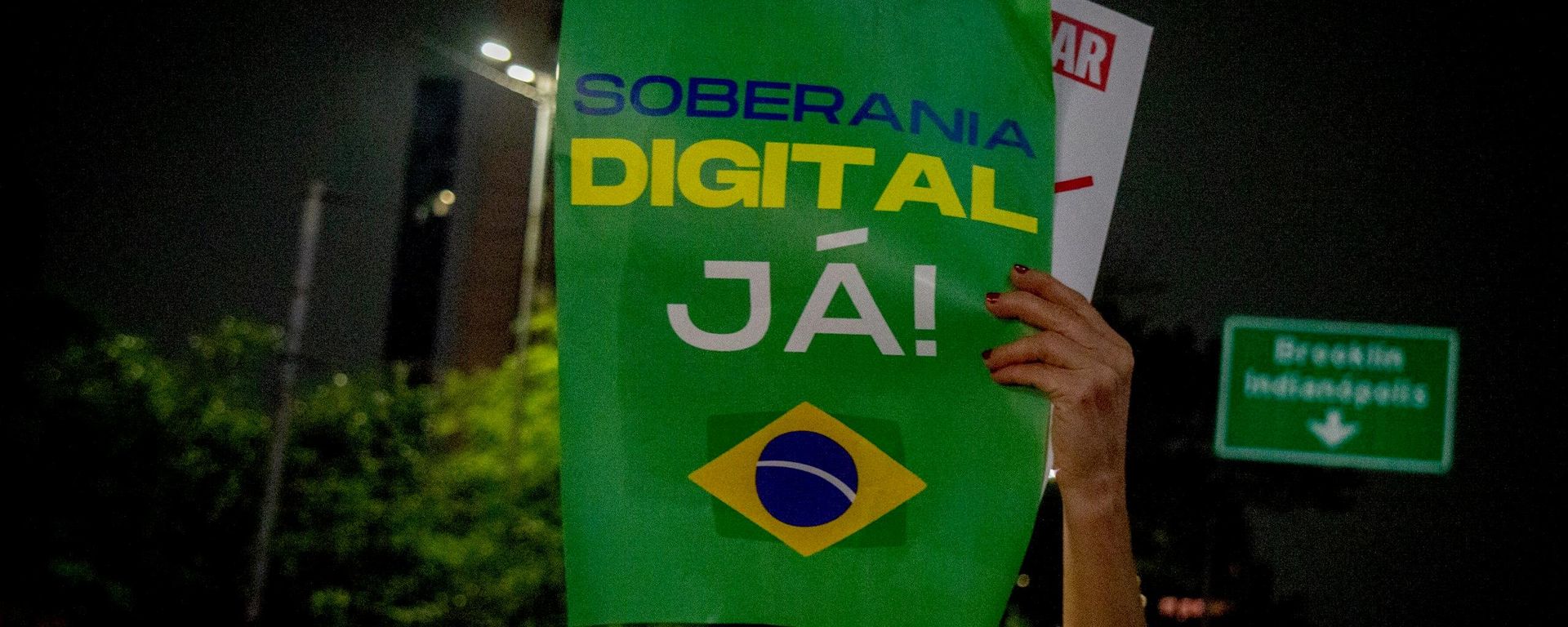 Grupo de manifestantes foi à sede da Meta (banida na Rússia por extremismo), na Avenida Faria Lima, em São Paulo, nesta segunda-feira (19) - Sputnik Brasil, 1920, 20.10.2026