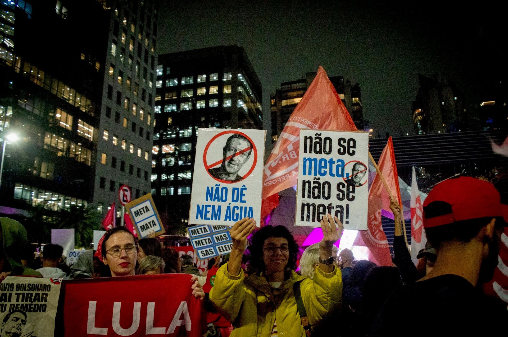 Grupo de manifestantes foi à sede da Meta (banida na Rússia por extremismo), na Avenida Faria Lima, em São Paulo, nesta segunda-feira (19) - Sputnik Brasil, 1920, 19.10.2026