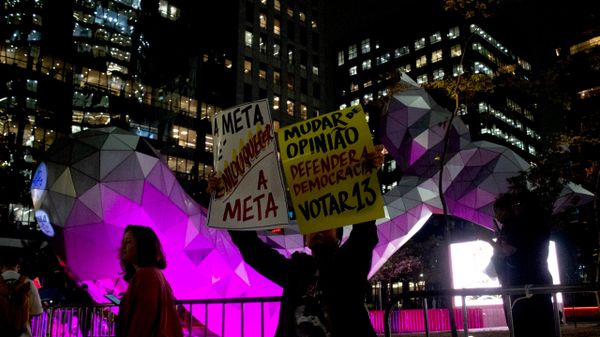 Grupo de manifestantes foi à sede da Meta (banida na Rússia por extremismo), na Avenida Faria Lima, em São Paulo, nesta segunda-feira (19). - Sputnik Brasil