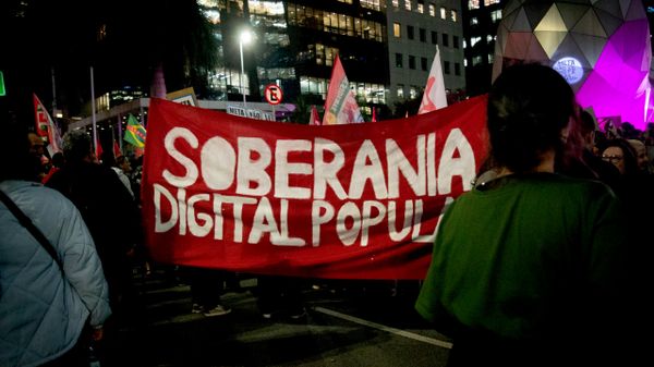 Grupo de manifestantes foi à sede da Meta (banida na Rússia por extremismo), na Avenida Faria Lima, em São Paulo, nesta segunda-feira (19). - Sputnik Brasil