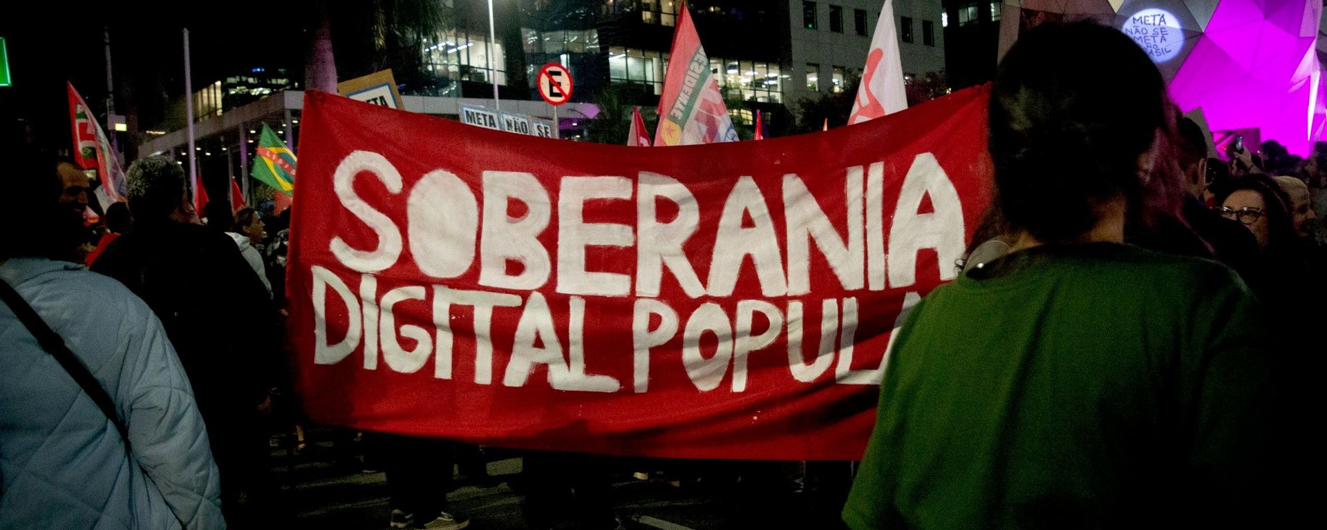 Grupo de manifestantes foi à sede da Meta (banida na Rússia por extremismo), na Avenida Faria Lima, em São Paulo, nesta segunda-feira (19). - Sputnik Brasil, 1920, 22.10.2026