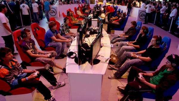 Visitantes jogam em um teclado de computador durante a feira internacional Gamescom em Colônia, no oeste da Alemanha, quinta-feira, 19 de agosto de 2010. A feira, que exibirá novos computadores e videogames, vai até 22 de agosto de 2010. (Foto AP/Frank Augstein) - Sputnik Brasil