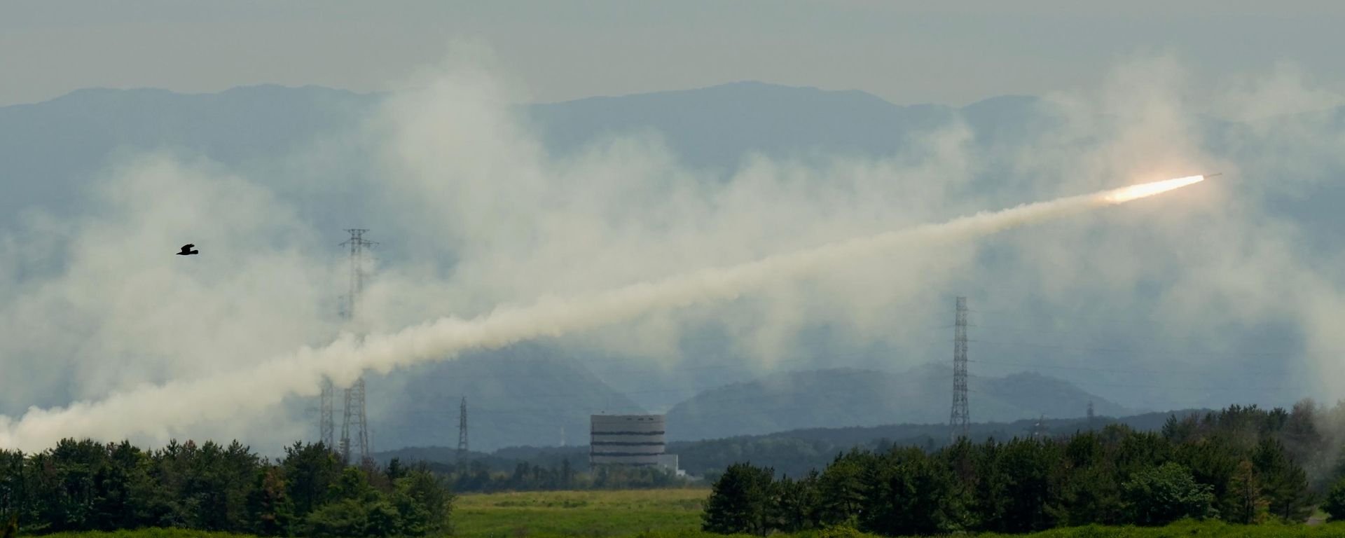 Fuzileiros navais dos EUA realizam um treinamento com munição real utilizando o sistema de foguetes de alta mobilidade Himars, em Camp Fuji, Gotemba, a sudoeste de Tóquio, 20 de maio de 2026 - Sputnik Brasil, 1920, 20.10.2026