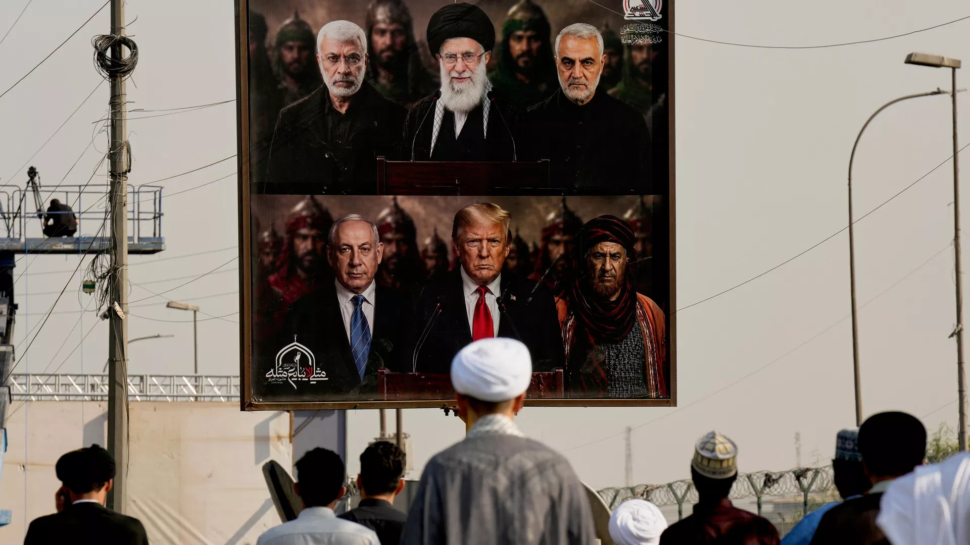 Pessoas passam diante de um painel que exibe o comandante de milícia iraquiano morto Abu Mahdi al-Muhandis (no alto, à esquerda), o falecido ex-líder supremo iraniano aiatolá Ali Khamenei (no alto, ao centro) e o comandante iraniano morto Qassem Soleimani (no alto, à direita) — posicionados acima de imagens do primeiro-ministro israelense, Benjamin Netanyahu (E), e do presidente dos EUA, Donald Trump (C), durante as comemorações que marcam a retirada completa das tropas norte-americanas do Iraque, em Bagdá, no Iraque, 30 de setembro de 2026 Pessoas passam diante de um painel que exibe o comandante de milícia iraquiano morto Abu Mahdi al-Muhandis (no alto, à esquerda), o falecido ex-líder supremo iraniano aiatolá Ali Khamenei (no alto, ao centro) e o comandante iraniano morto Qassem Soleimani (no alto, à direita) — posicionados acima de imagens do primeiro-ministro israelense, Benjamin Netanyahu (E), e do presidente dos EUA, Donald Trump (C), durante as comemorações que marcam a retirada completa das tropas norte-americanas do Iraque, em Bagdá, no Iraque, 30 de setembro de 2026 - Sputnik Brasil, 1920, 20.10.2026