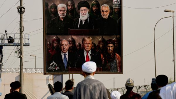 Pessoas passam diante de um painel que exibe o comandante de milícia iraquiano morto Abu Mahdi al-Muhandis (no alto, à esquerda), o falecido ex-líder supremo iraniano aiatolá Ali Khamenei (no alto, ao centro) e o comandante iraniano morto Qassem Soleimani (no alto, à direita) — posicionados acima de imagens do primeiro-ministro israelense, Benjamin Netanyahu (E), e do presidente dos EUA, Donald Trump (C), durante as comemorações que marcam a retirada completa das tropas norte-americanas do Iraque, em Bagdá, no Iraque, 30 de setembro de 2026 - Sputnik Brasil