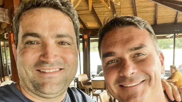 Advogado Willer Tomaz ao lado do senador Flávio Bolsonaro (PL-RJ) - Sputnik Brasil