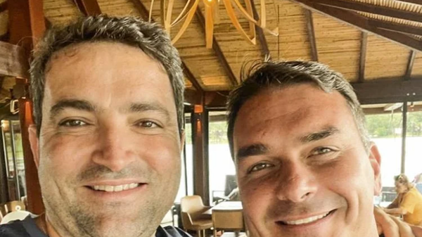 Advogado Willer Tomaz ao lado do senador Flávio Bolsonaro (PL-RJ) - Sputnik Brasil