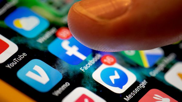 Nesta foto, um iPhone exibe os aplicativos do Facebook e do Messenger em Nova Orleans, EUA, 11 de agosto de 2019 - Sputnik Brasil