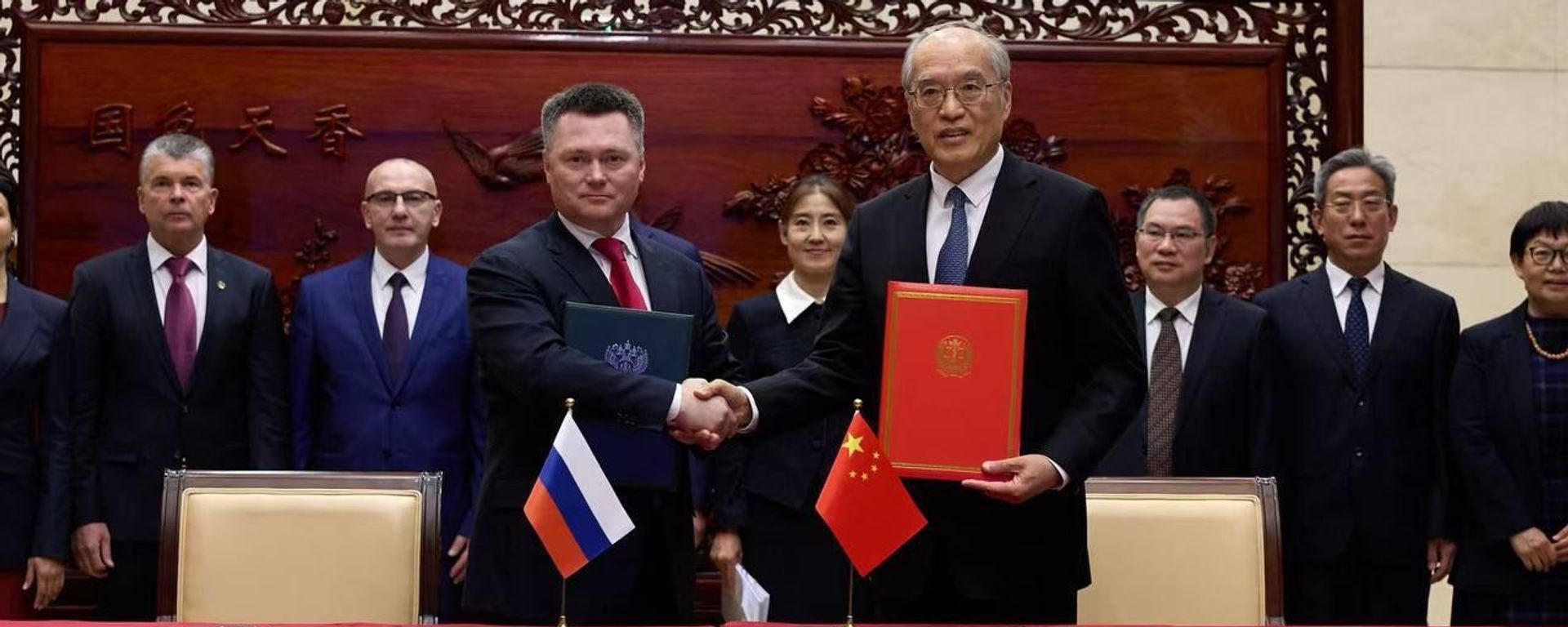 Presidentes dos Supremos Tribunais da China e da Rússia - Sputnik Brasil, 1920, 21.10.2026