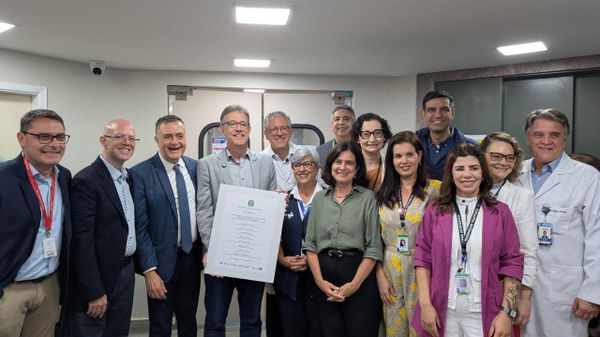 Ministro da Saúde, Alexandre Padilha, com autoridades e servidores durante visita ao hospital universitário dos Servidores do Estado, no Rio de Janeiro (RJ), em 21 de outubro de 2026 - Sputnik Brasil