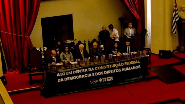 Juristas, estudantes e ex-ministros do STF se reuniram na Faculdade de Direito da USP para a leitura do Manifesto pela Constituição, pela Democracia e pelos Direitos Humanos. São Paulo, 21 de outubro de 2026 - Sputnik Brasil