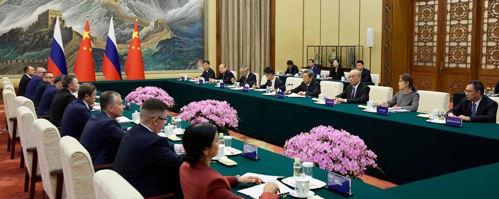 Presidente do Supremo Tribunal da Rússia, Igor Krasnov, durante encontro com Chen Wenqing, membro do Politburo do Comitê Central do Partido Comunista Chinês - Sputnik Brasil, 1920, 22.10.2026