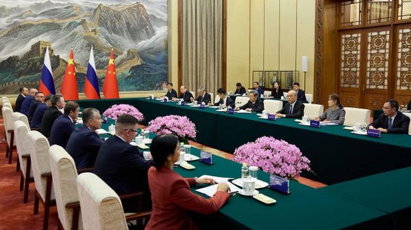 Presidente do Supremo Tribunal da Rússia, Igor Krasnov, durante encontro com Chen Wenqing, membro do Politburo do Comitê Central do Partido Comunista Chinês - Sputnik Brasil