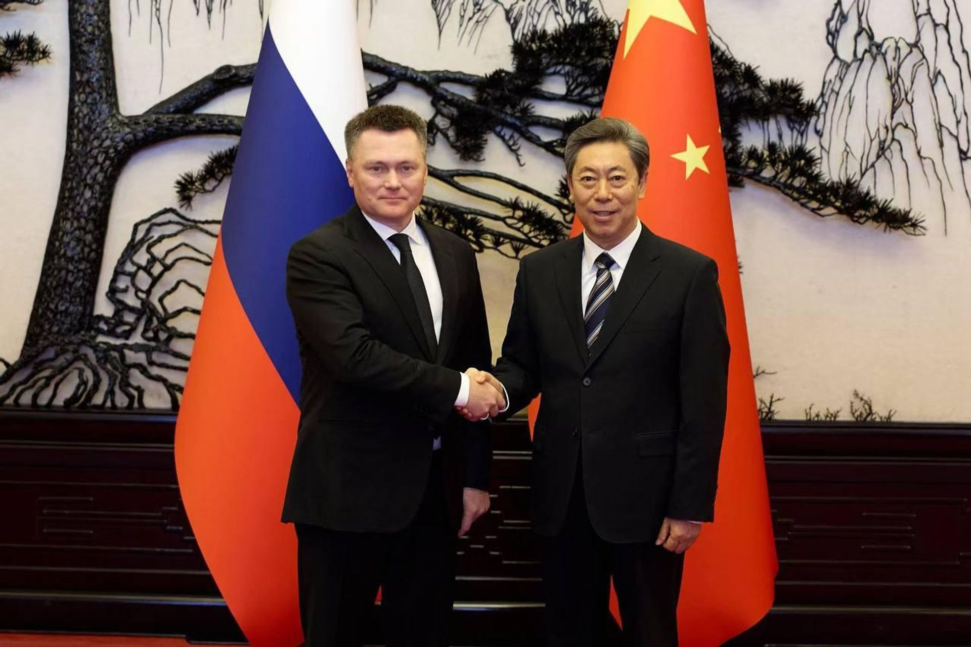 Presidente do Supremo Tribunal da Rússia, Igor Krasnov, durante encontro com Chen Wenqing, membro do Politburo do Comitê Central do Partido Comunista Chinês Presidente do Supremo Tribunal da Rússia, Igor Krasnov, durante encontro com Chen Wenqing, membro do Politburo do Comitê Central do Partido Comunista Chinês