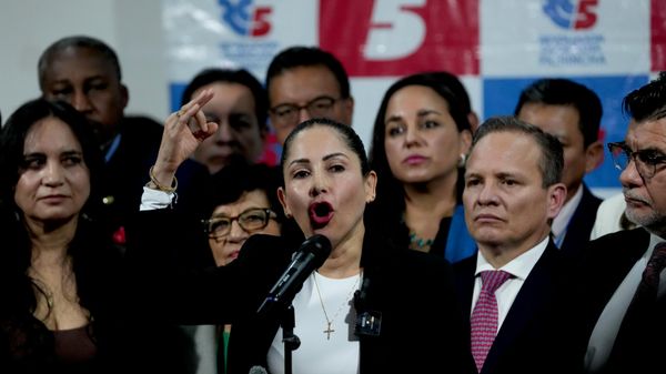 Luisa González, ex-candidata à presidência do Equador em 2023 e 2025 pelo movimento Revolução Cidadã (RC), durante discurso em Quito, capital do país, em 28 de janeiro de 2026 - Sputnik Brasil