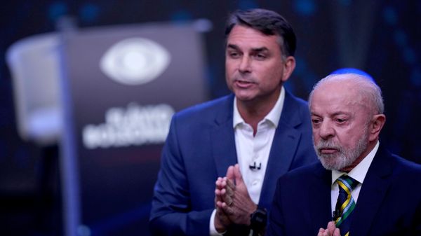 O presidente do Brasil, Luiz Inácio Lula da Silva (PT), em debate com o senador Flávio Bolsonaro (PL-RJ) durante a campanha eleitoral presidencial, em São Paulo (SP), em 18 de outubro de 2026 - Sputnik Brasil