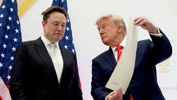 O presidente dos Estados Unidos, Donald Trump (à direita), entrega a Medalha Nacional de Ciência a Elon Musk (à esquerda) durante um evento no Instituto dos Estados Unidos para a Paz, em 8 de outubro de 2026, em Washington, D.C. - Sputnik Brasil