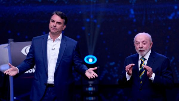 Flávio Bolsonaro (à esquerda) e Luiz Inácio Lula da Silva (à direita) durante debate presidencial na Band, em São Paulo, em 18 de outubro de 2026 - Sputnik Brasil
