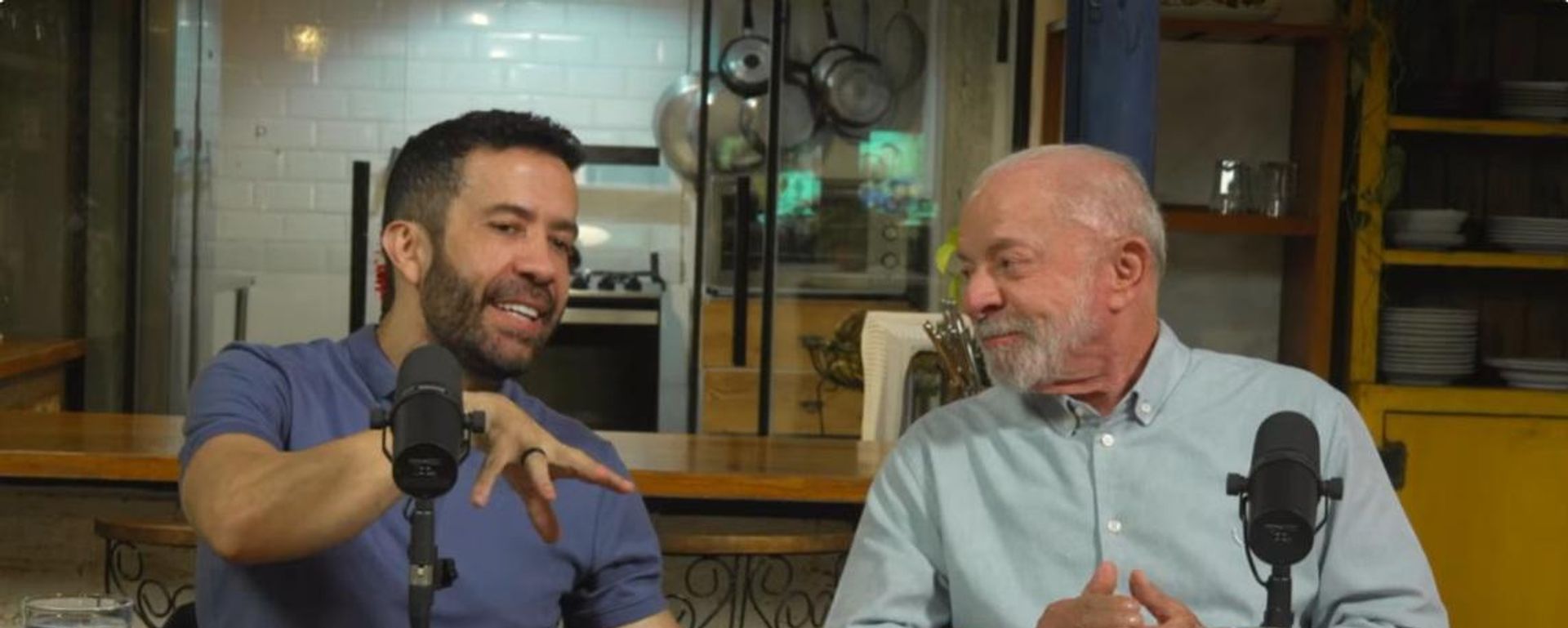 O presidente Luiz Inácio Lula da Silva (PT) e o deputado federal André Janones (Rede-MG) durante a live que superou 1 milhão de espectadores na campanha eleitoral do segundo turno das eleições de 2026, em 22 de outubro - Sputnik Brasil, 1920, 22.10.2026