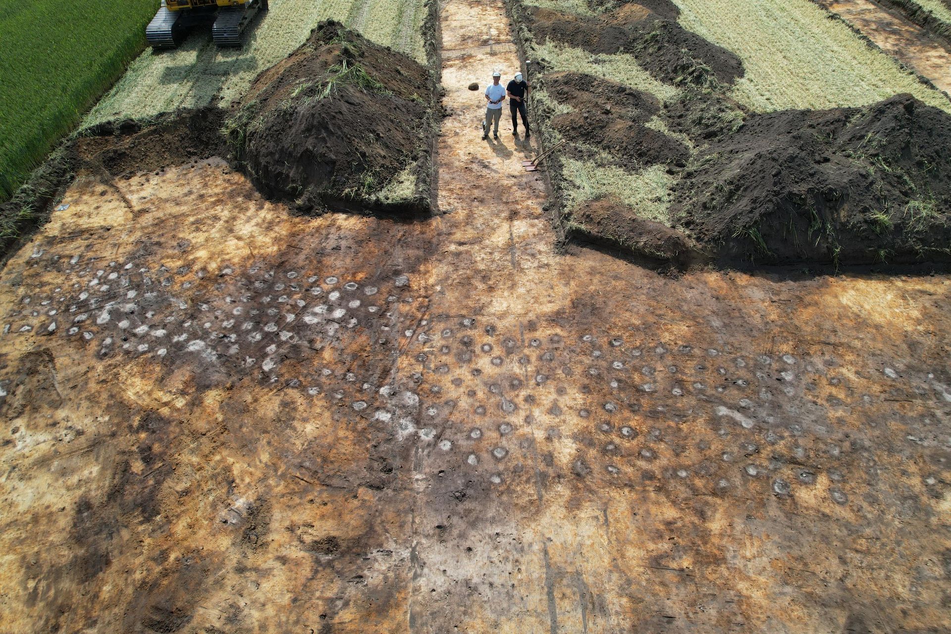 Vista aérea de uma grande linha de buracos deixados por uma barreira defensiva na Dinamarca