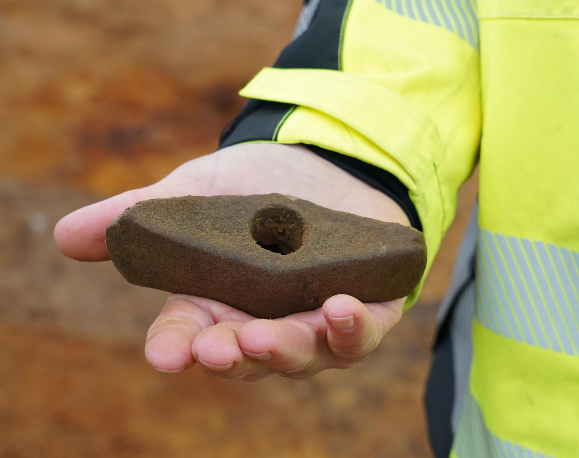 Machado de batalha de pedra com 4.500 anos encontrado em um local de sepultamento da Idade da Pedra no oeste da Dinamarca