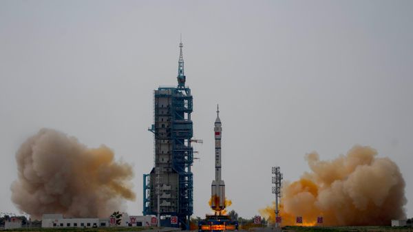 Lançamento de um foguete carregando uma tripulação de astronautas chineses - Sputnik Brasil