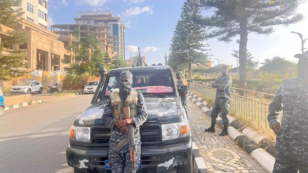 Policiais federais etíopes se reúnem em uma estrada em Mekelle, região de Tigré. Etiópia, 8 de outubro de 2026 - Sputnik Brasil