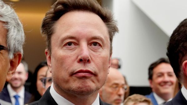 Elon Musk ouve o presidente Donald Trump discursar durante um evento no Instituto da Paz dos EUA. Washington, D.C., 8 de outubro de 2026 - Sputnik Brasil