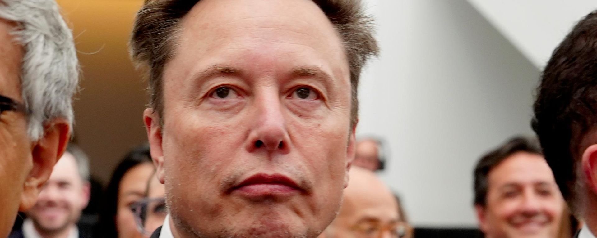 Elon Musk ouve o presidente Donald Trump discursar durante um evento no Instituto da Paz dos EUA. Washington, D.C., 8 de outubro de 2026 - Sputnik Brasil, 1920, 23.10.2026