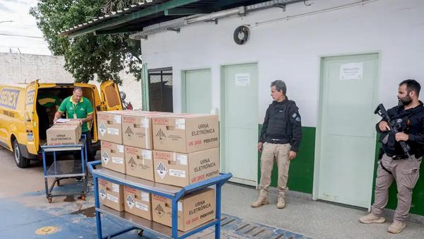 Urnas eletrônicas são levadas para locais de votação para o segundo turno das eleições presidenciais. Brasília (DF), 23 de outubro de 2026 - Sputnik Brasil