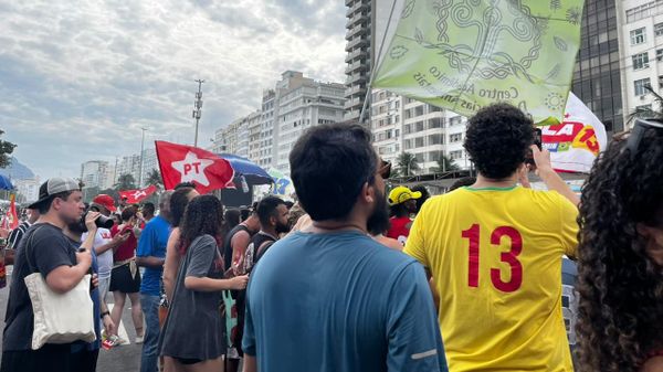 Ato de apoio ao presidente Lula em Copacabana, no Rio de Janeiro, um dia antes do segundo turno das eleições de 2026 - Sputnik Brasil